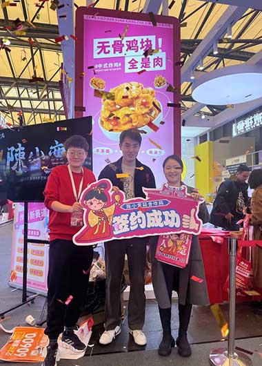 陈小蛮蒜香炸鸡在上海国际餐饮加盟展签约扬州高总